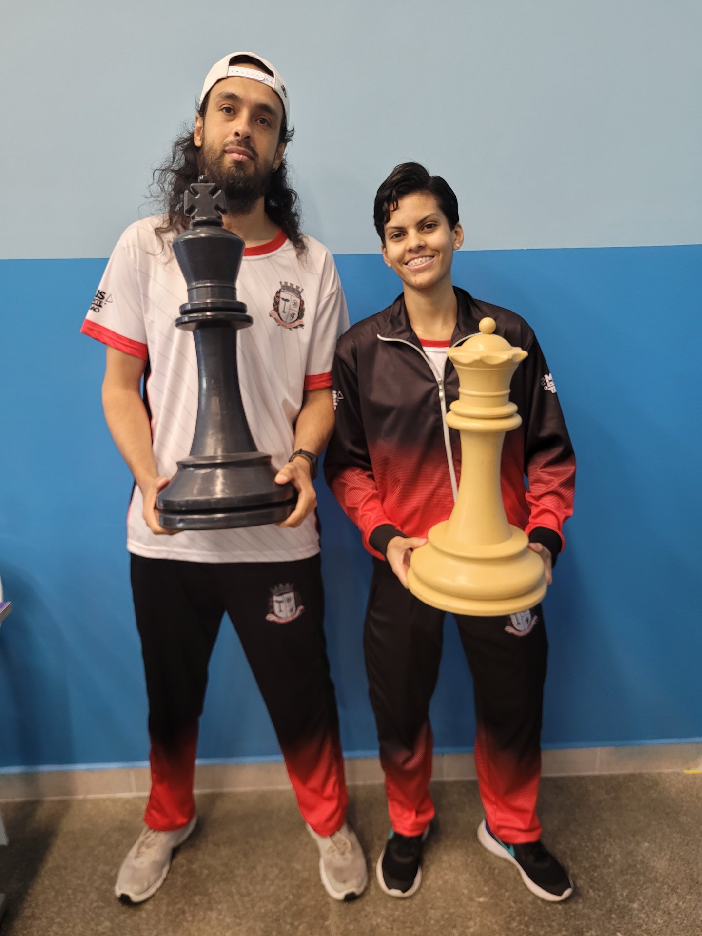 Tabuleiro e peças gigantes de xadrez em evento do Xadrez Taboão