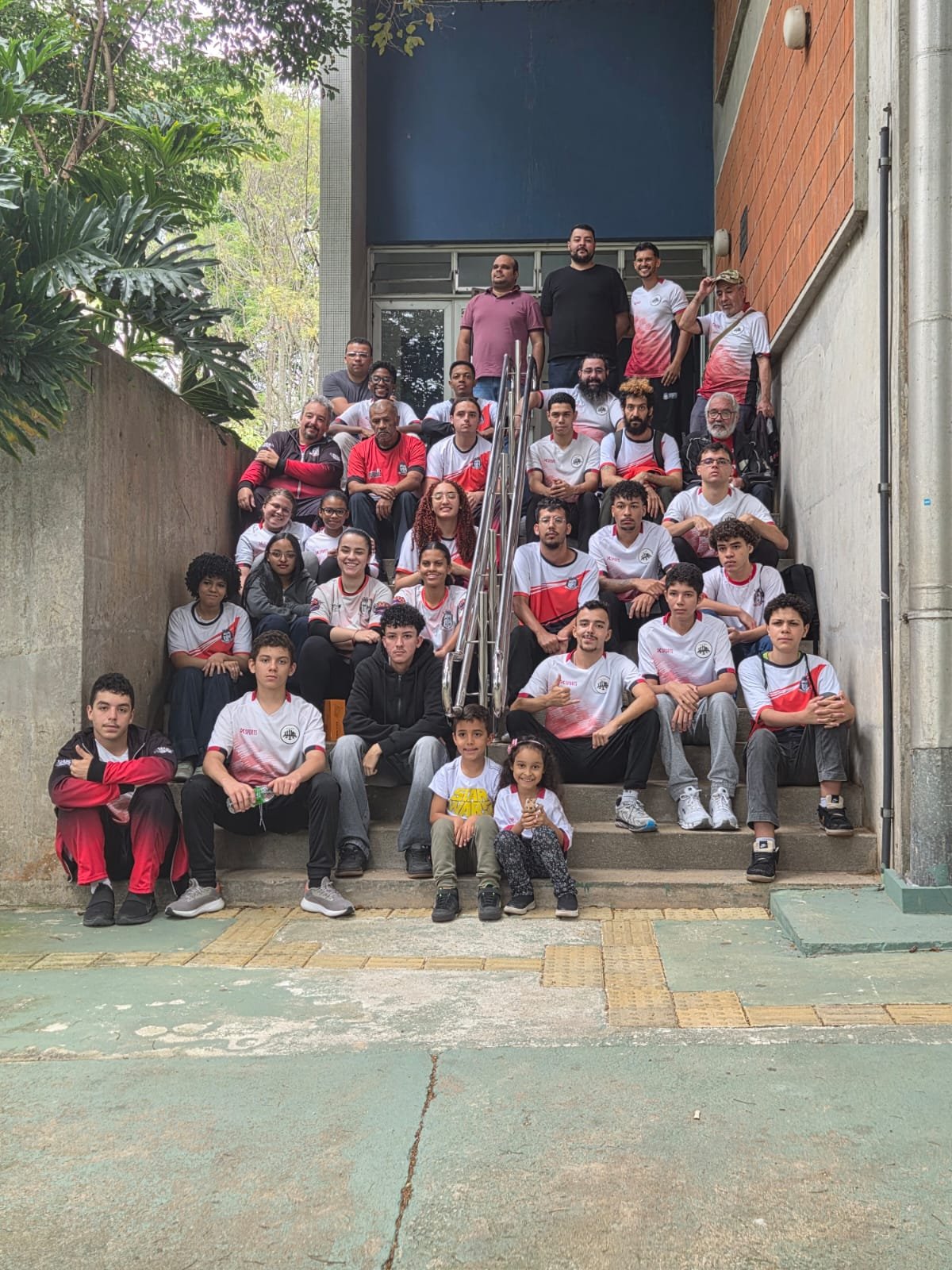 Grande grupo de atletas e comissão do Xadrez Taboão reunidos
